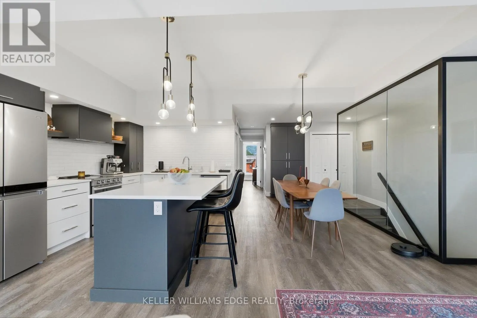 389 DUNDAS STREET