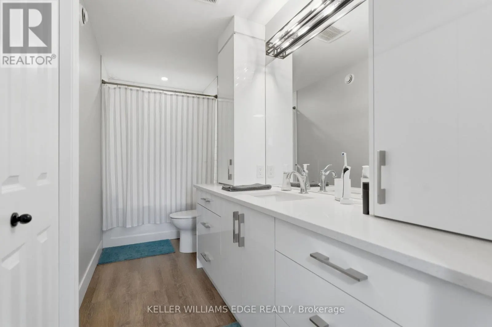 389 DUNDAS STREET