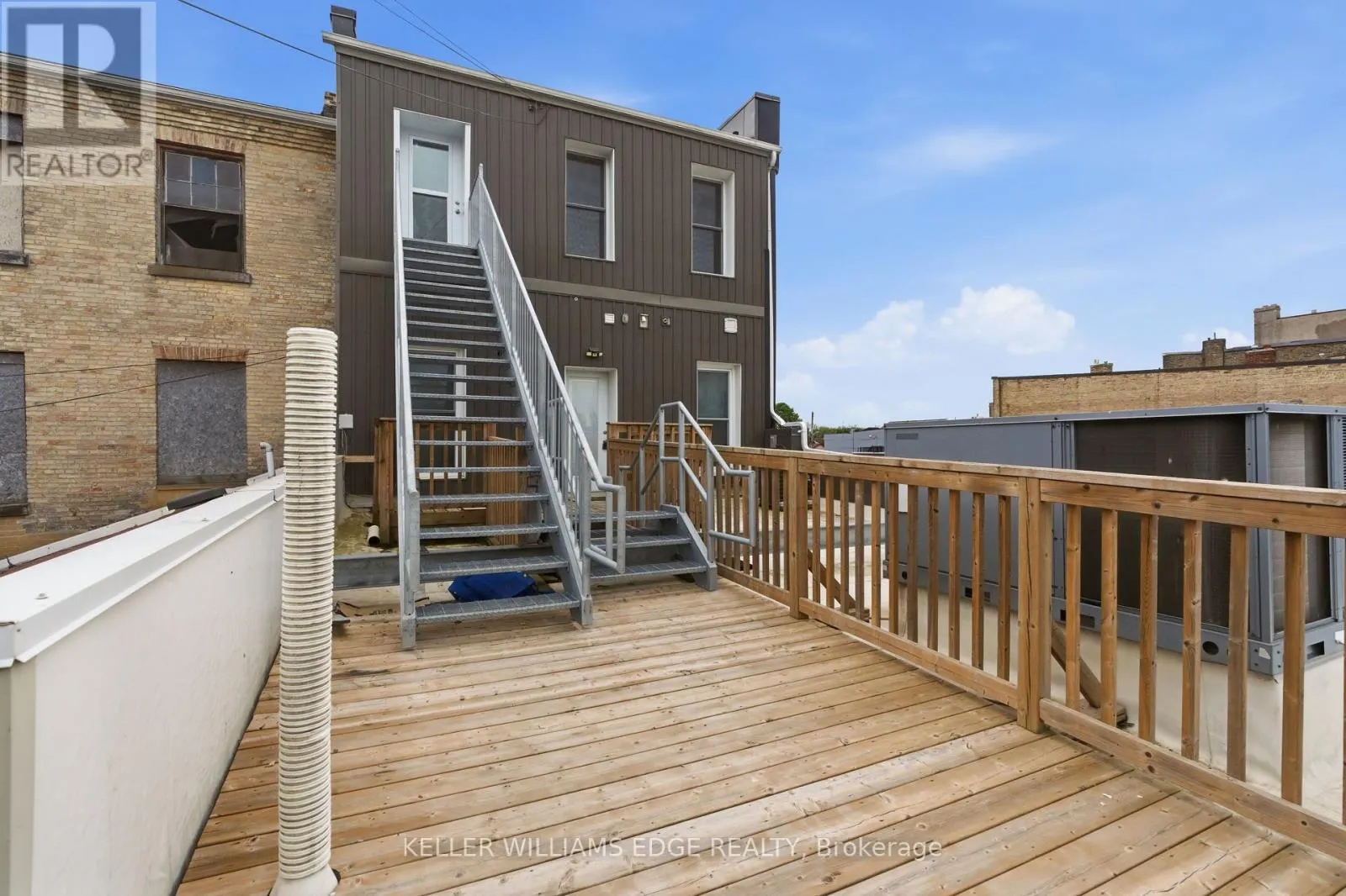 389 DUNDAS STREET