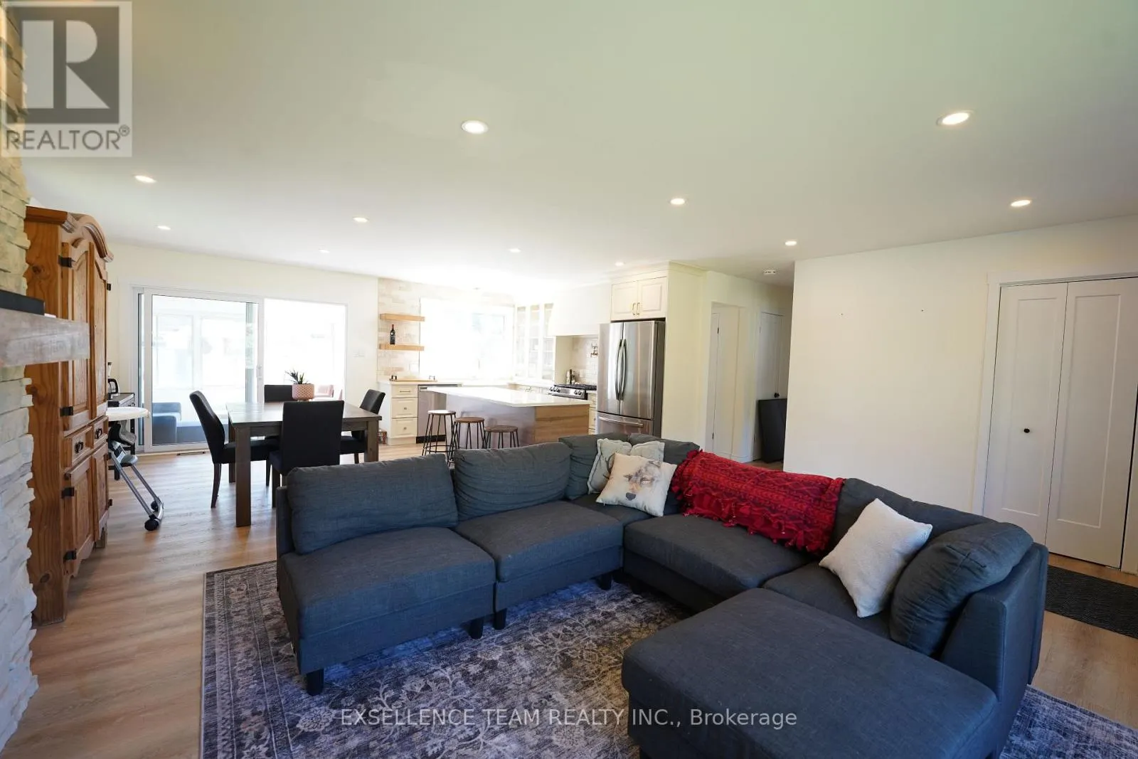 616 SURGENOR STREET W