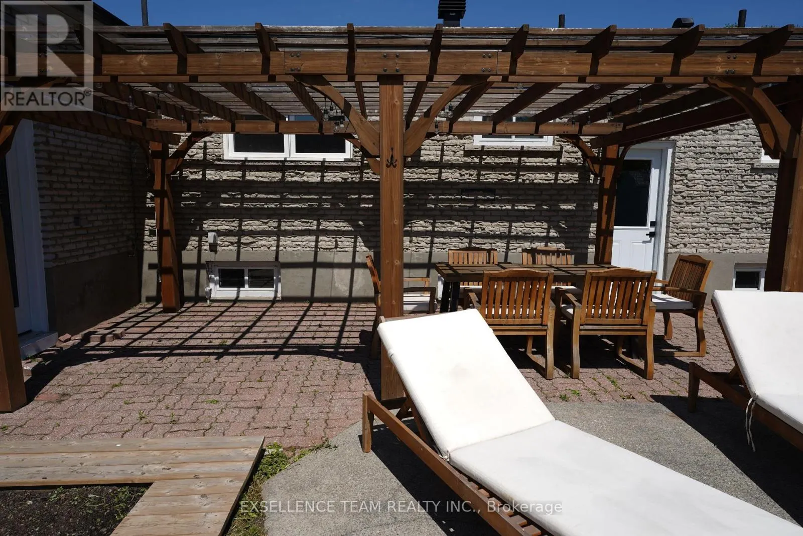 616 SURGENOR STREET W
