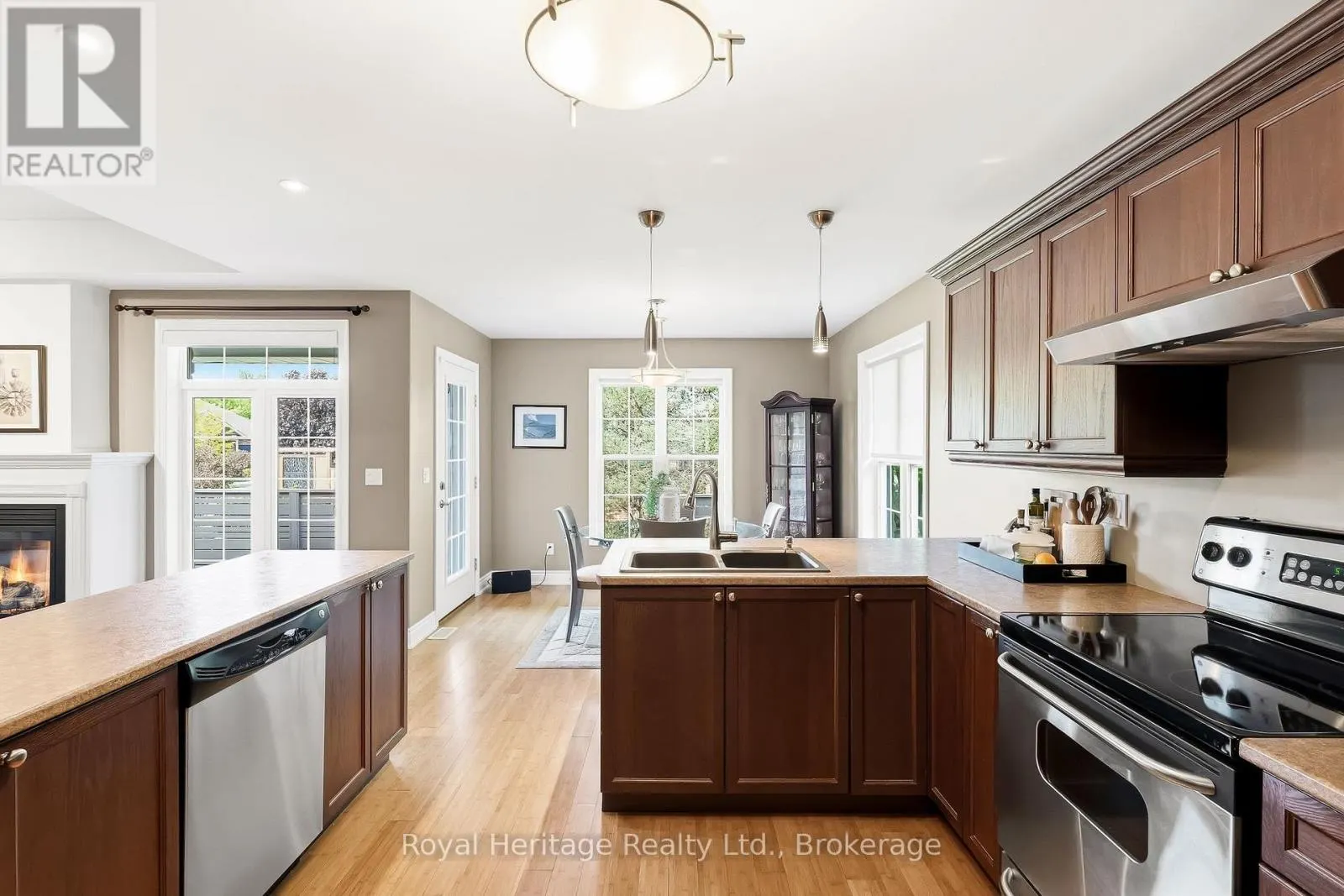 2 CORTLAND WAY