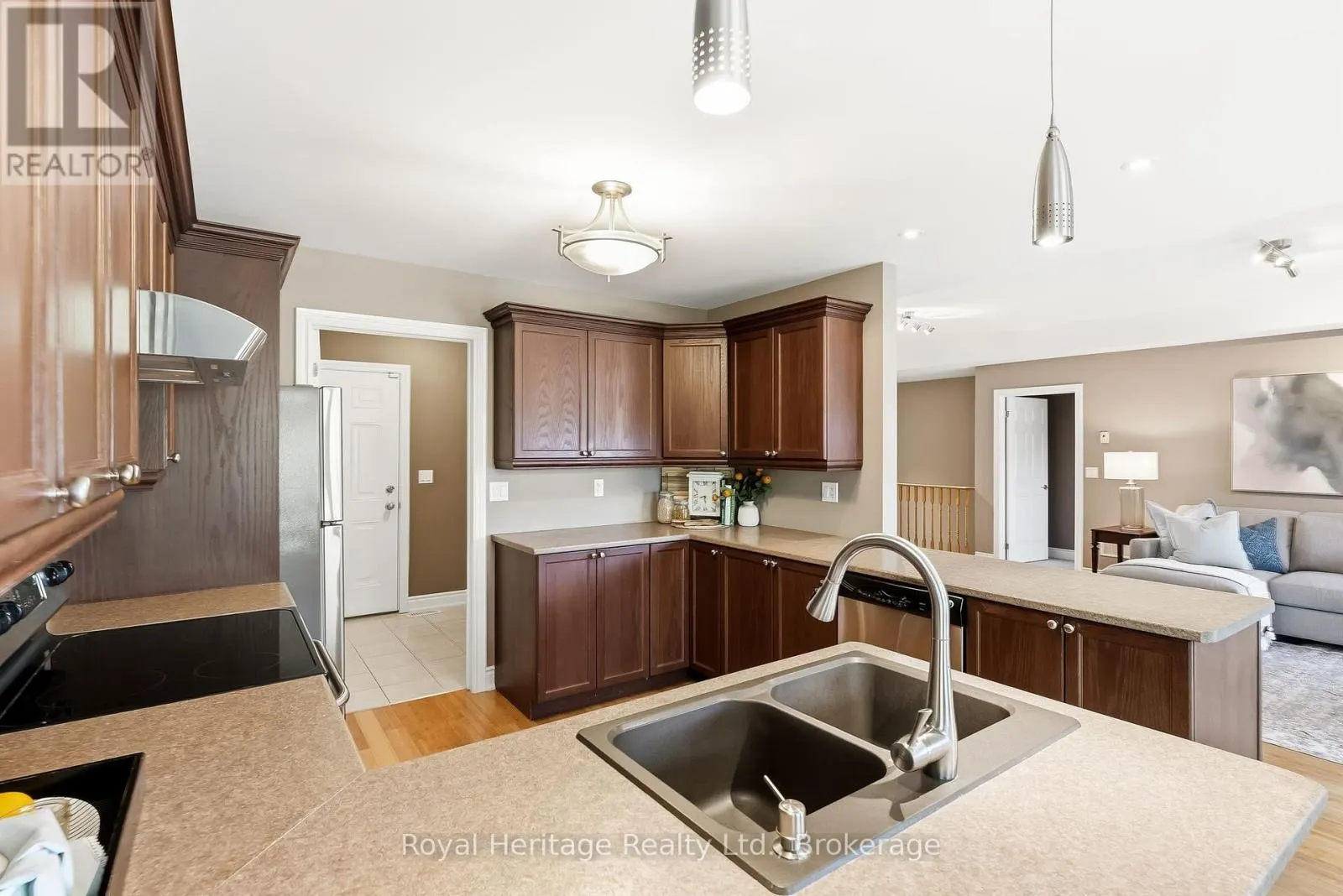 2 CORTLAND WAY