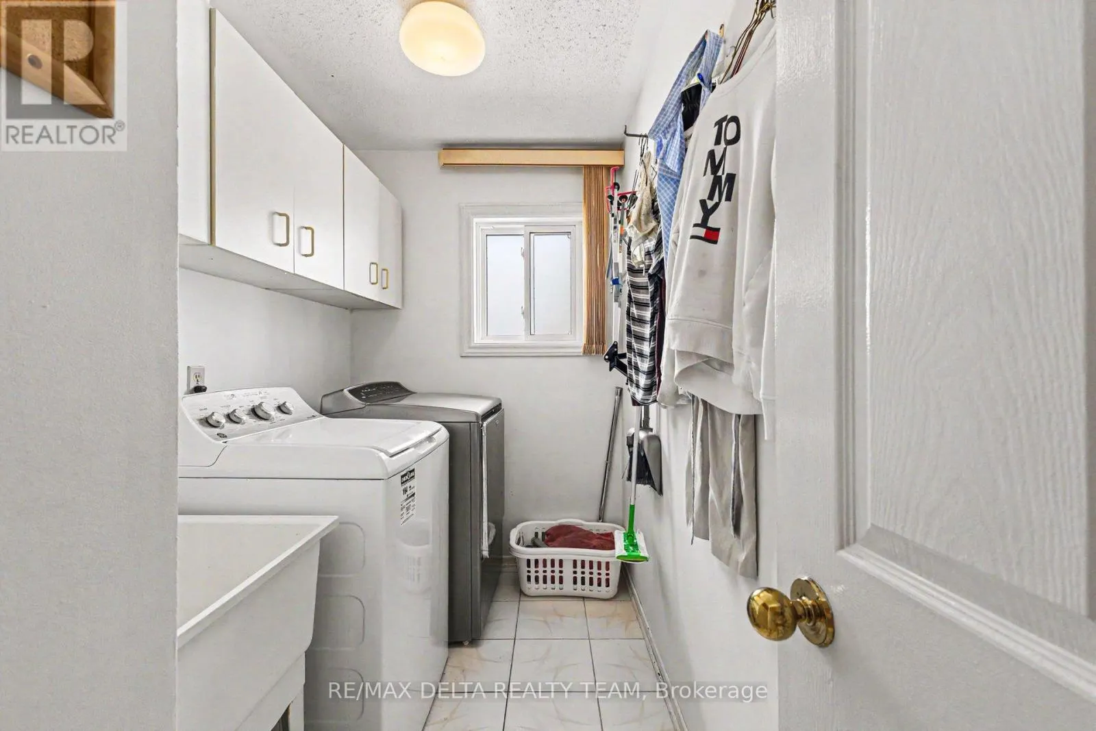 27 BRAMBLEGROVE CRESCENT