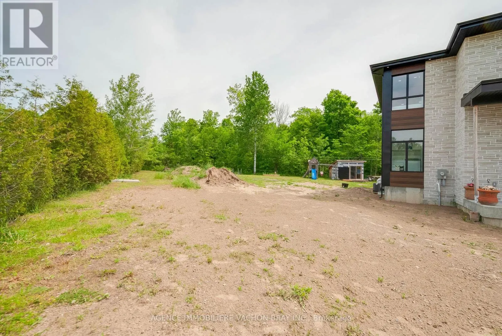 3814 LAKESIDE DRIVE