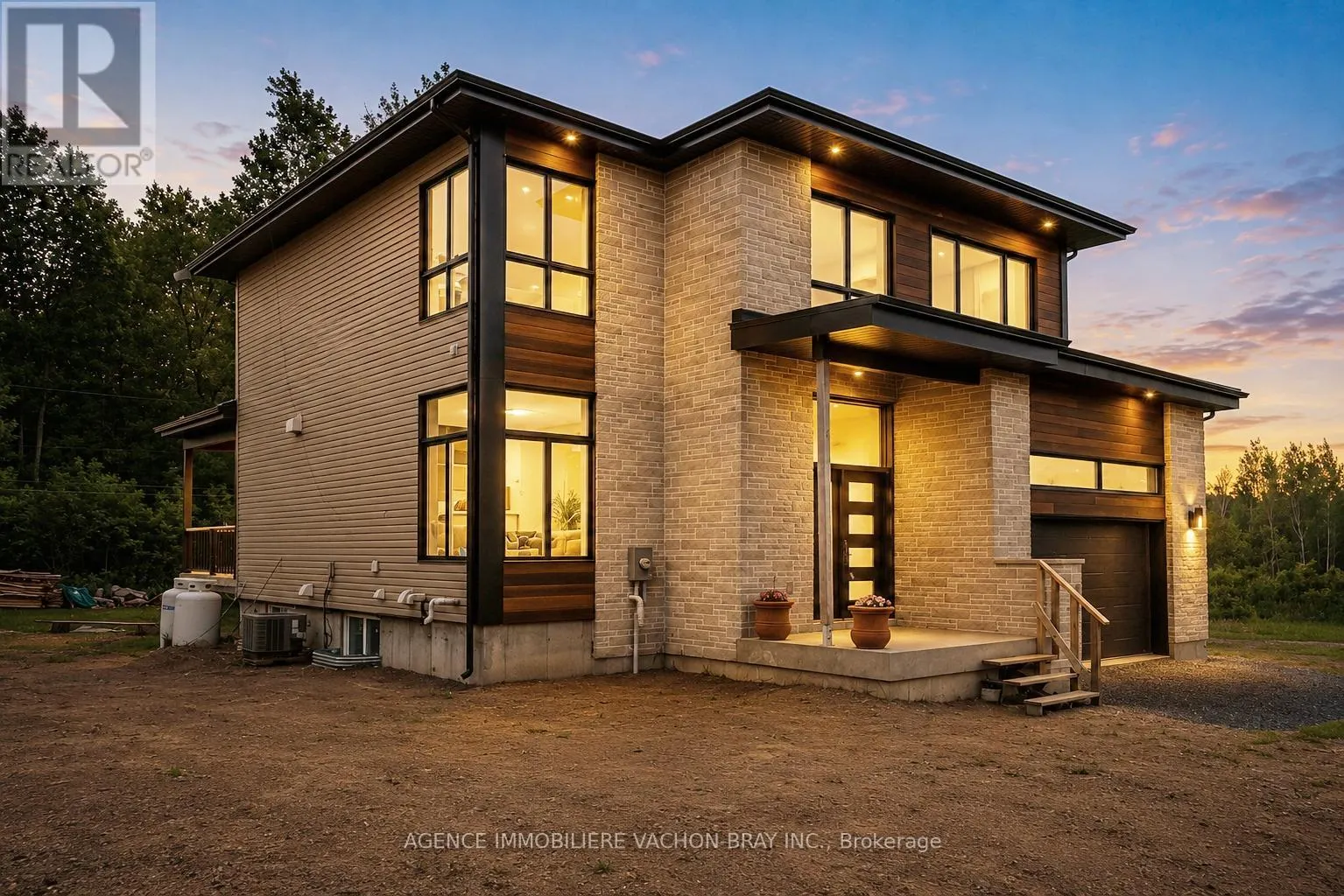 3814 LAKESIDE DRIVE
