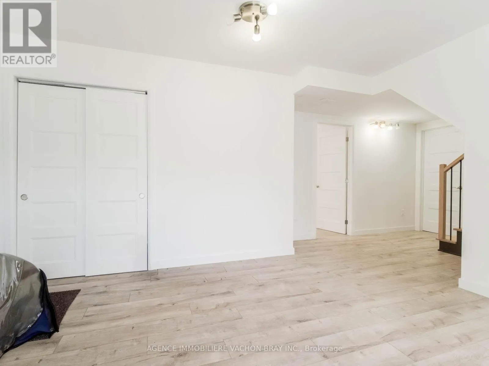 3814 LAKESIDE DRIVE