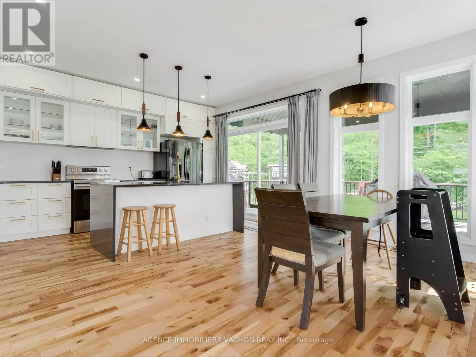 3814 LAKESIDE DRIVE
