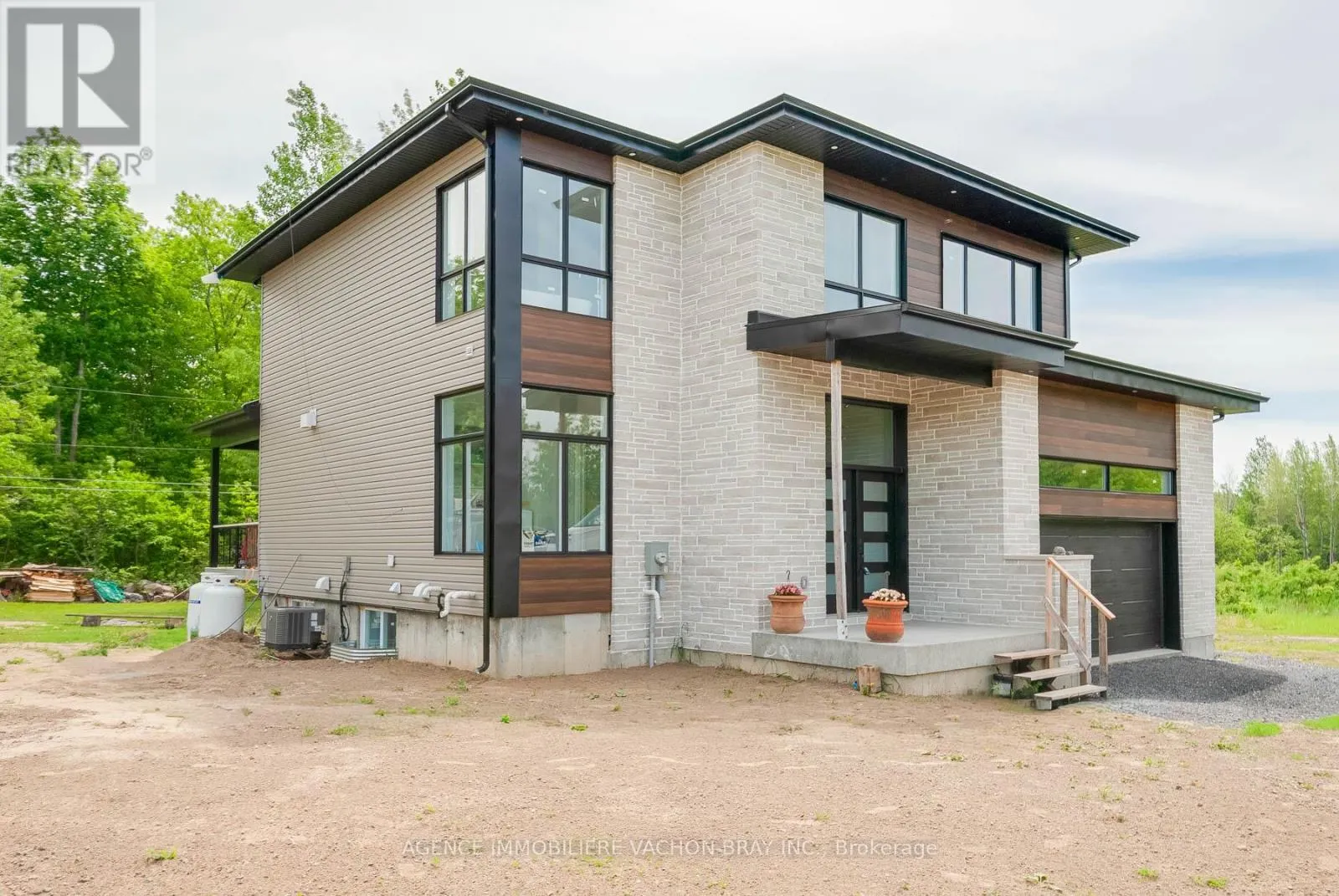 3814 LAKESIDE DRIVE