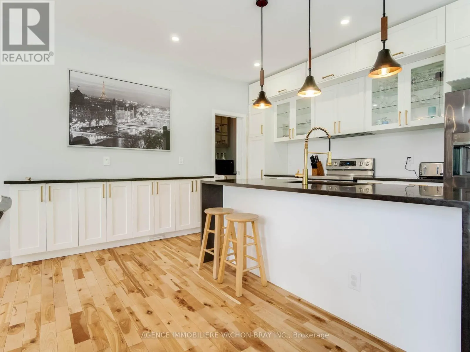 3814 LAKESIDE DRIVE