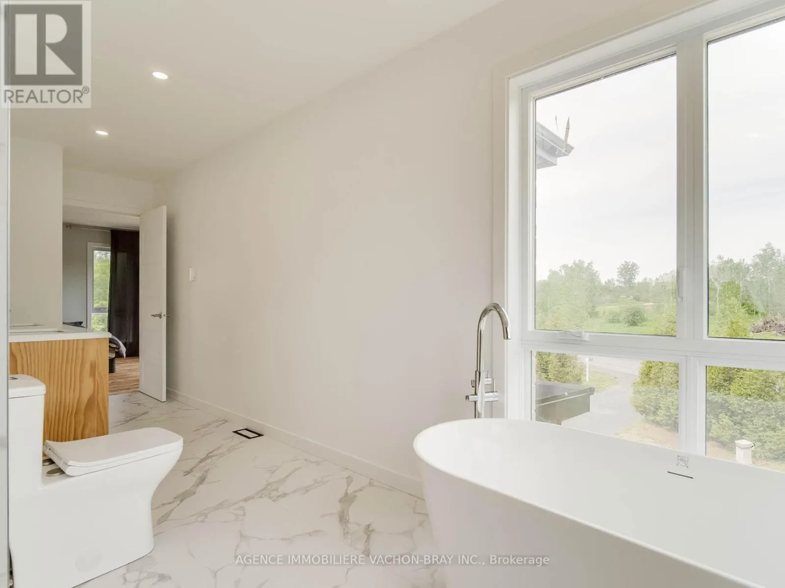 3814 LAKESIDE DRIVE