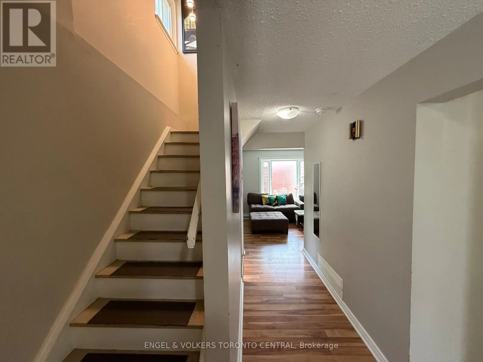 689 COLLEGE AVENUE W