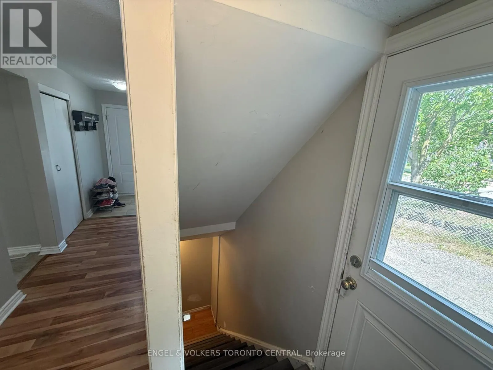 689 COLLEGE AVENUE W