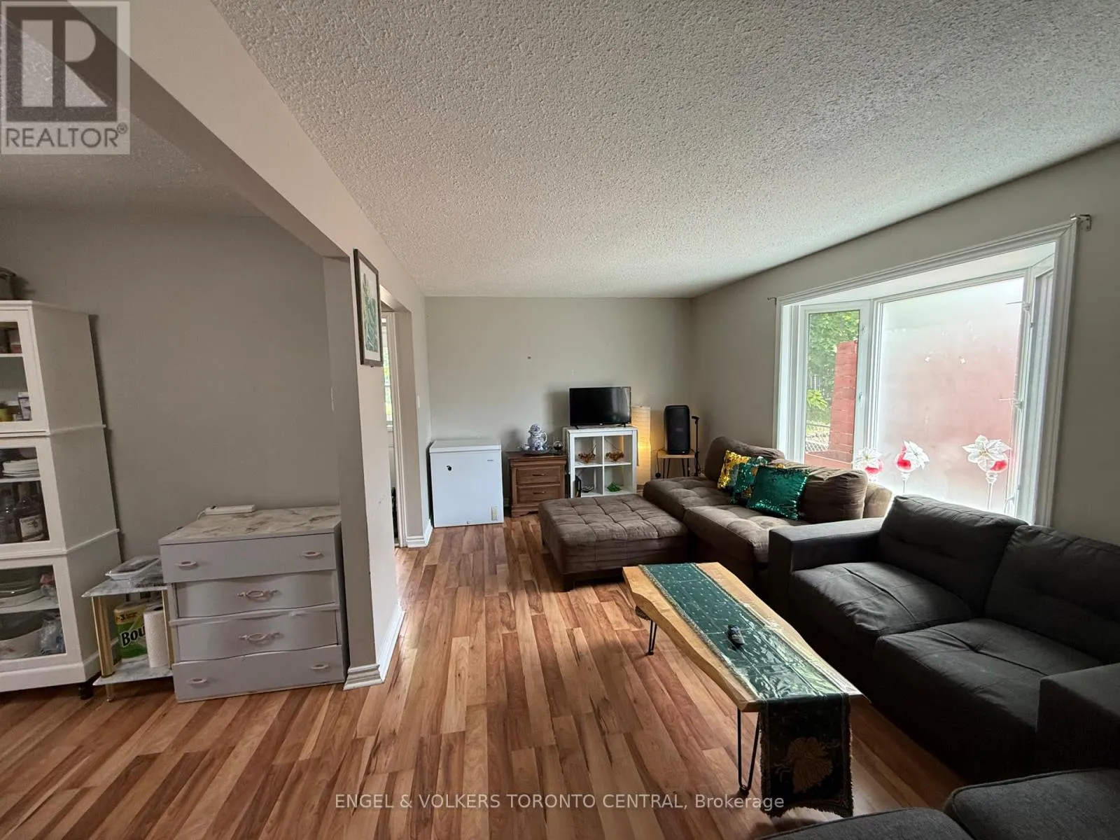 689 COLLEGE AVENUE W
