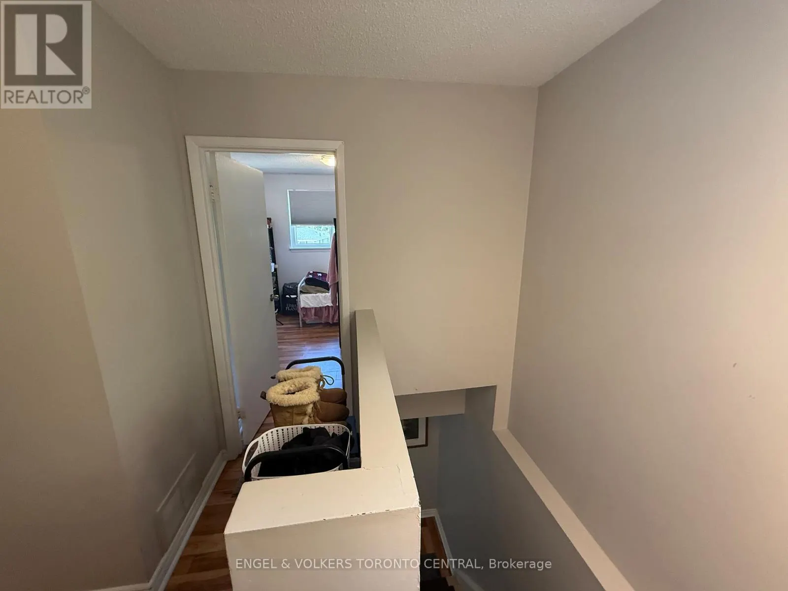 689 COLLEGE AVENUE W