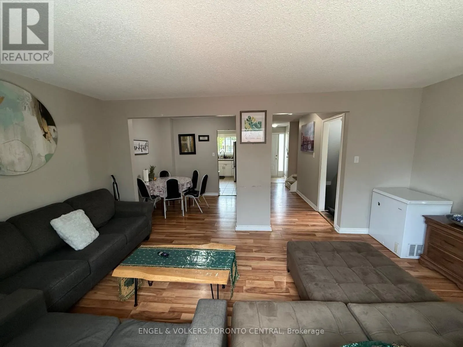689 COLLEGE AVENUE W