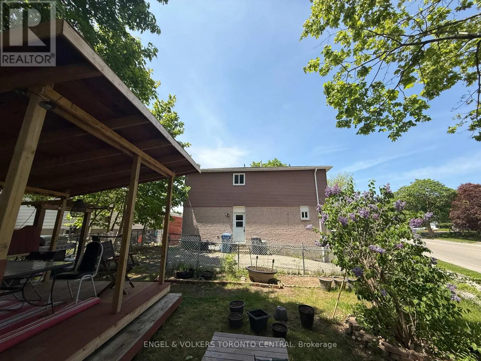 689 COLLEGE AVENUE W