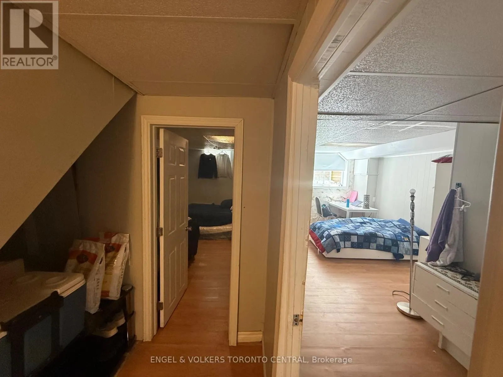 689 COLLEGE AVENUE W