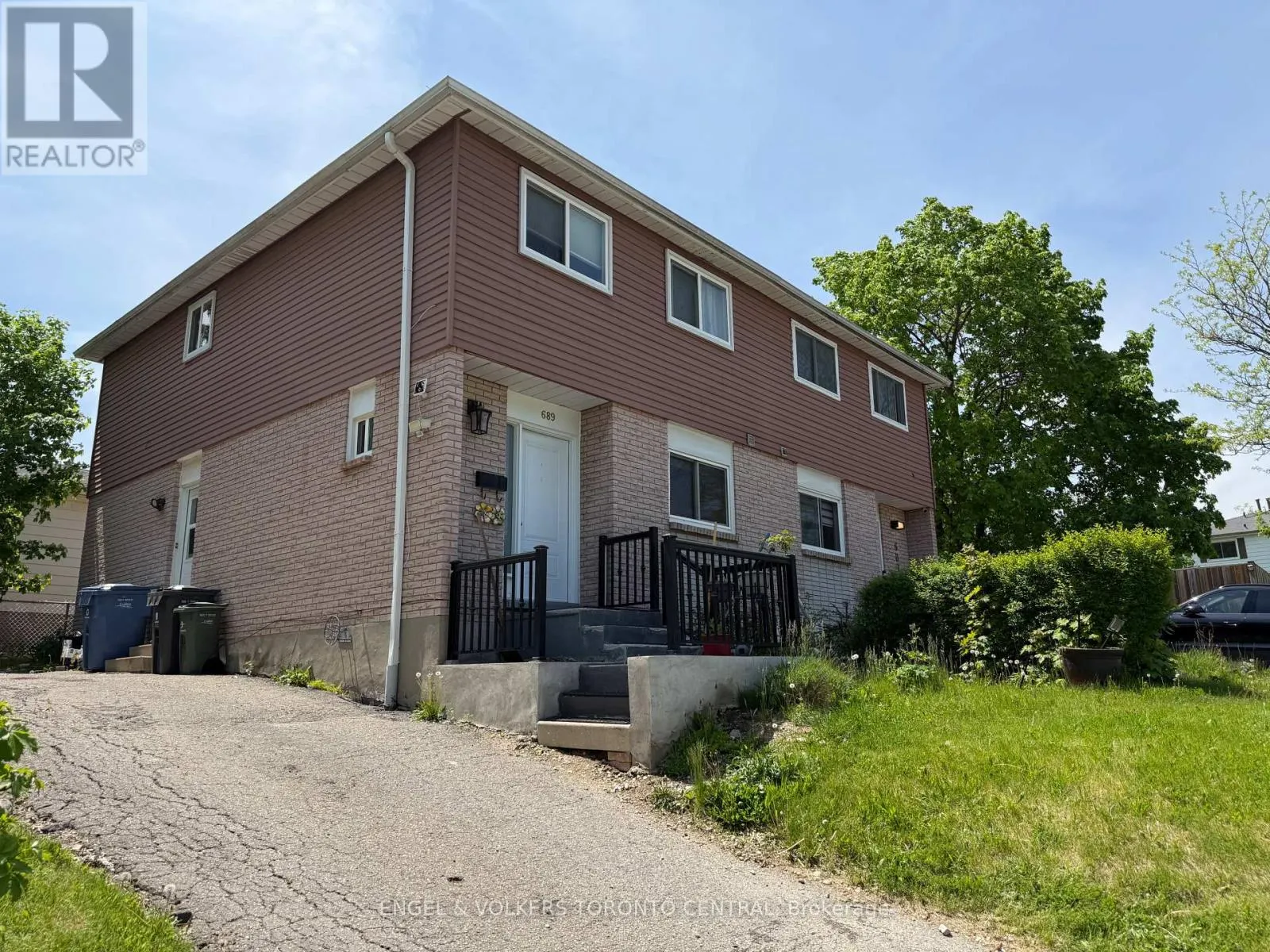 689 COLLEGE AVENUE W