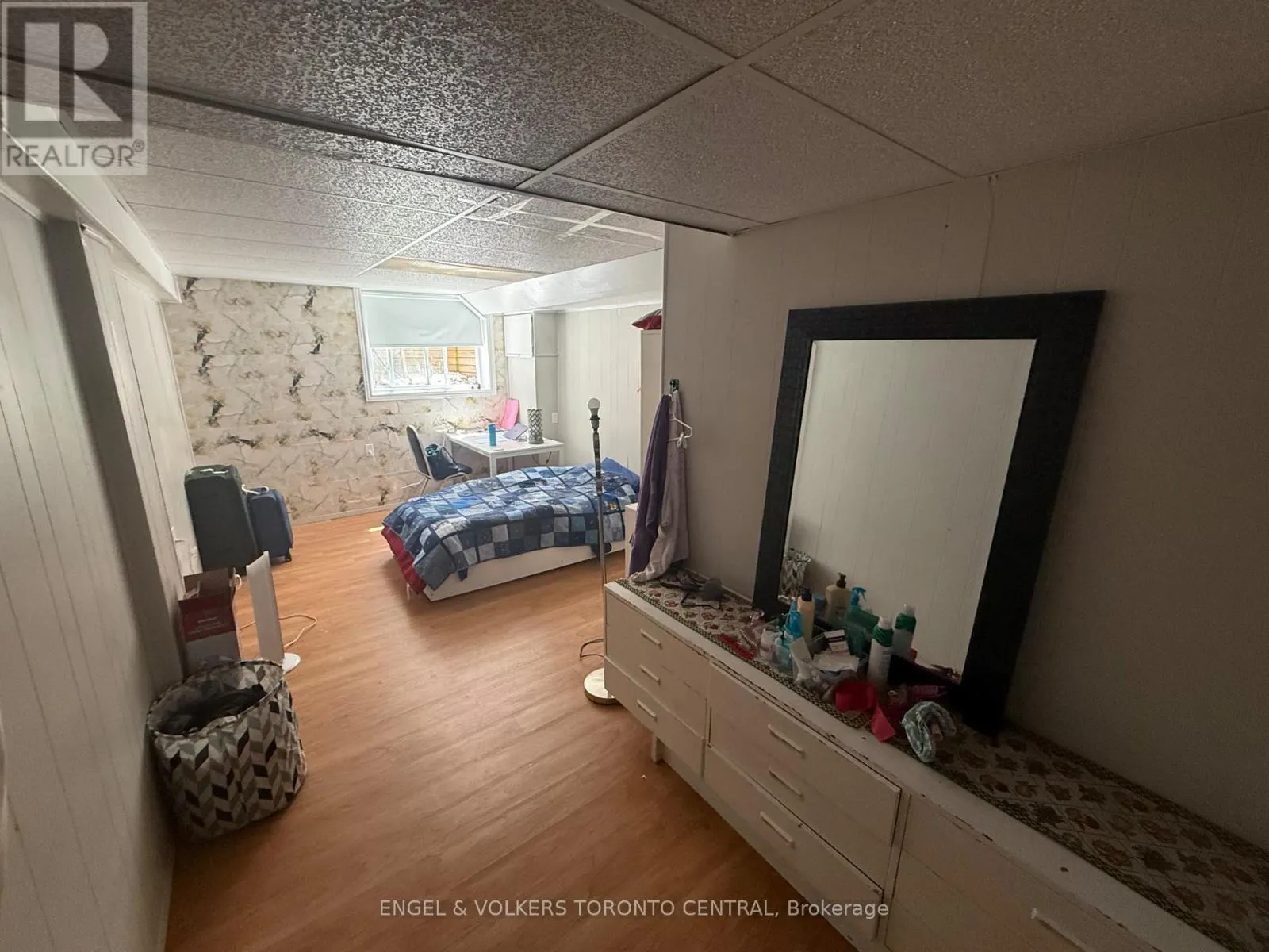 689 COLLEGE AVENUE W