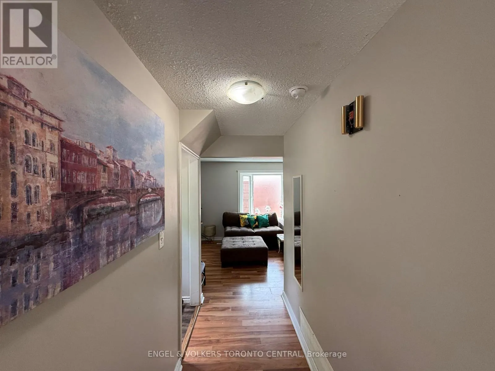 689 COLLEGE AVENUE W