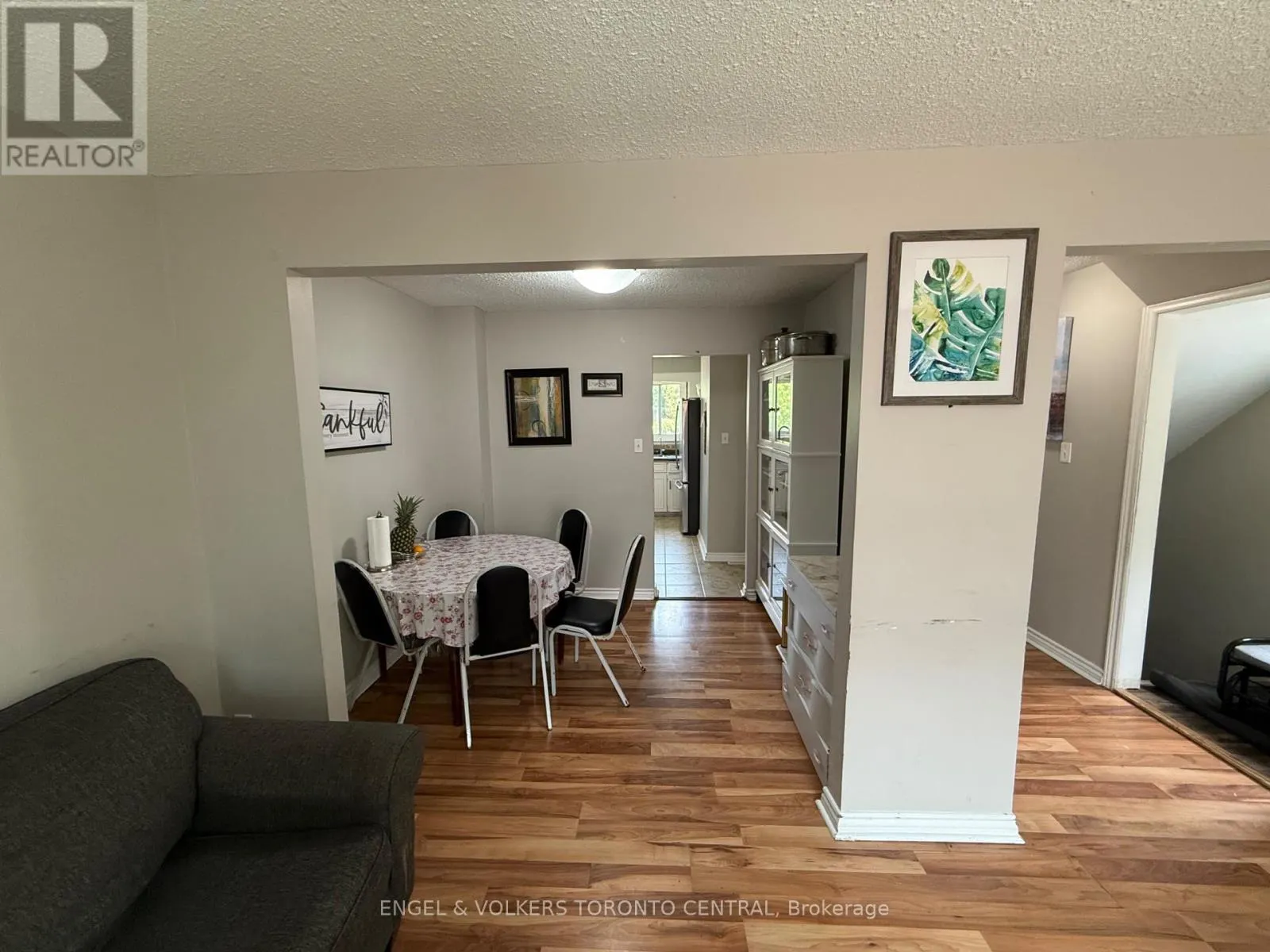689 COLLEGE AVENUE W