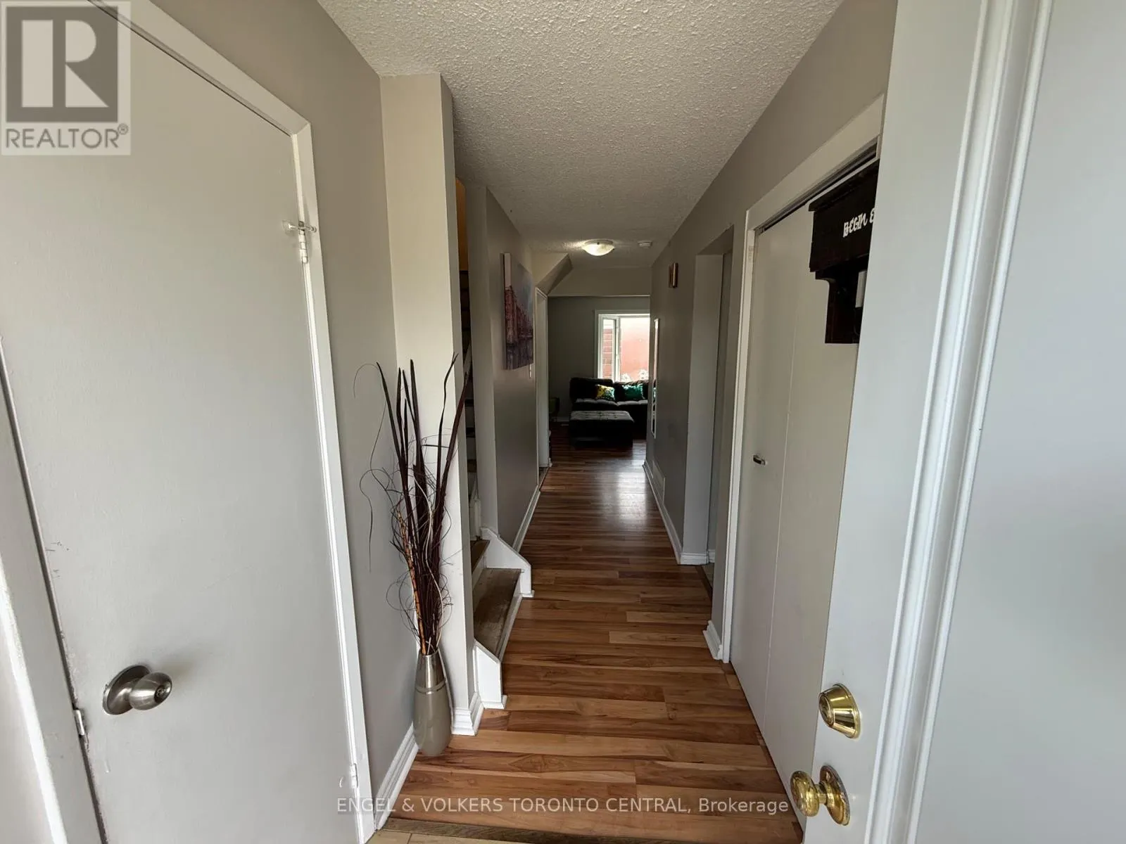 689 COLLEGE AVENUE W