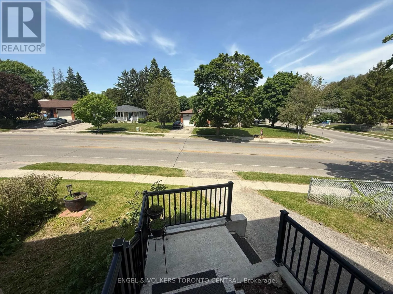 689 COLLEGE AVENUE W