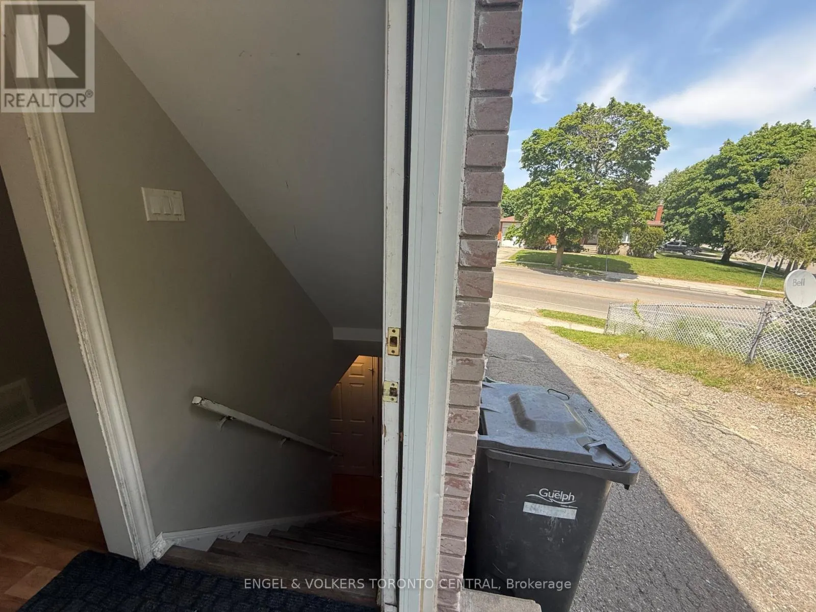 689 COLLEGE AVENUE W