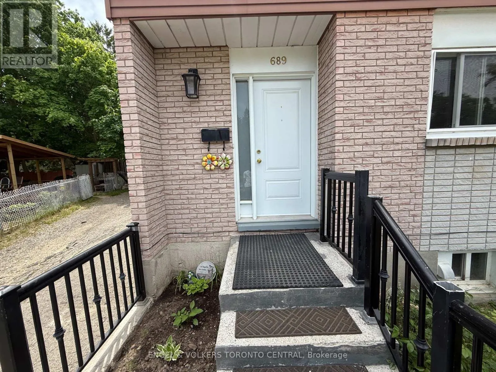 689 COLLEGE AVENUE W