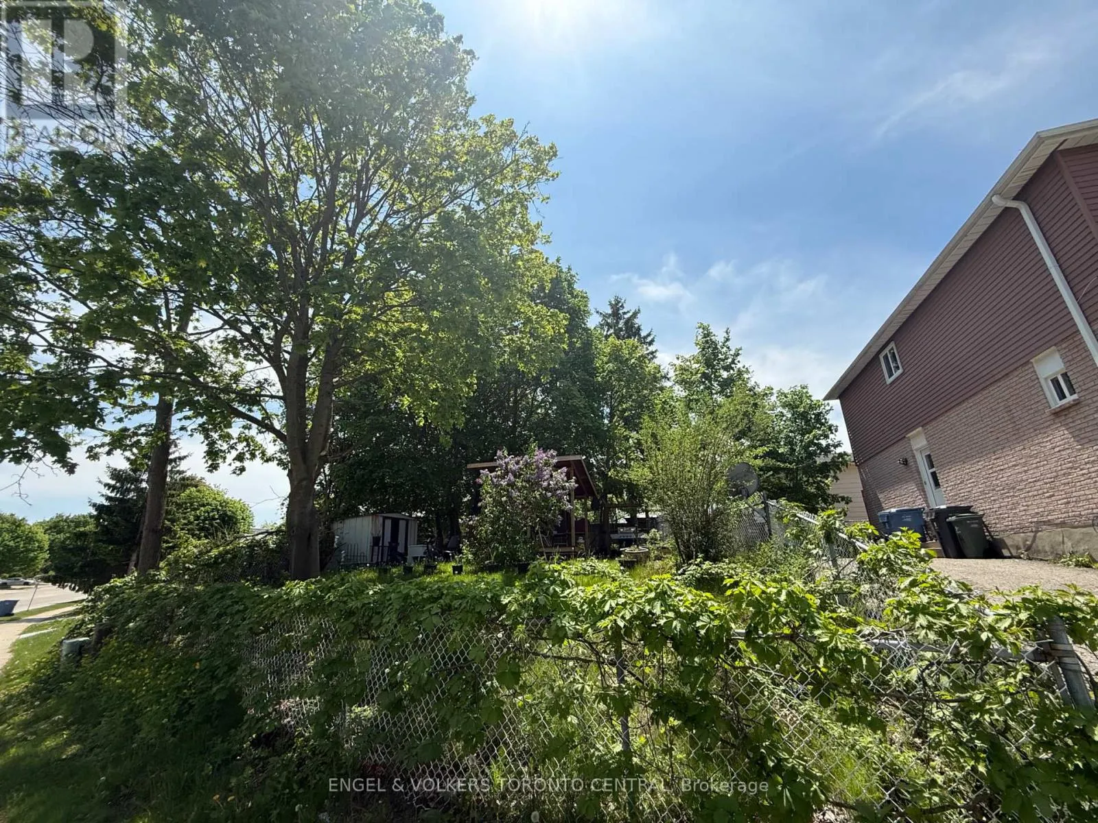 689 COLLEGE AVENUE W