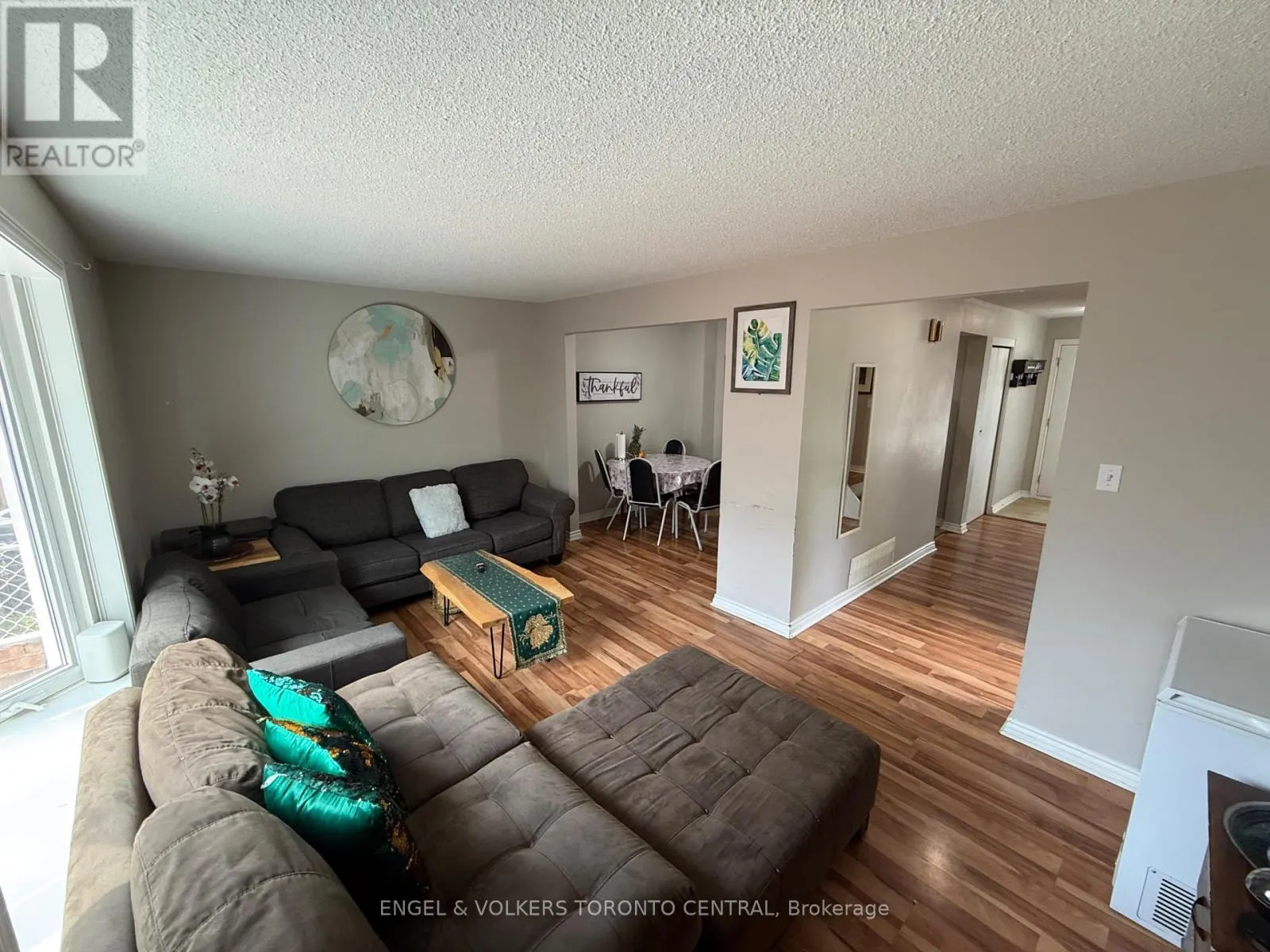 689 COLLEGE AVENUE W