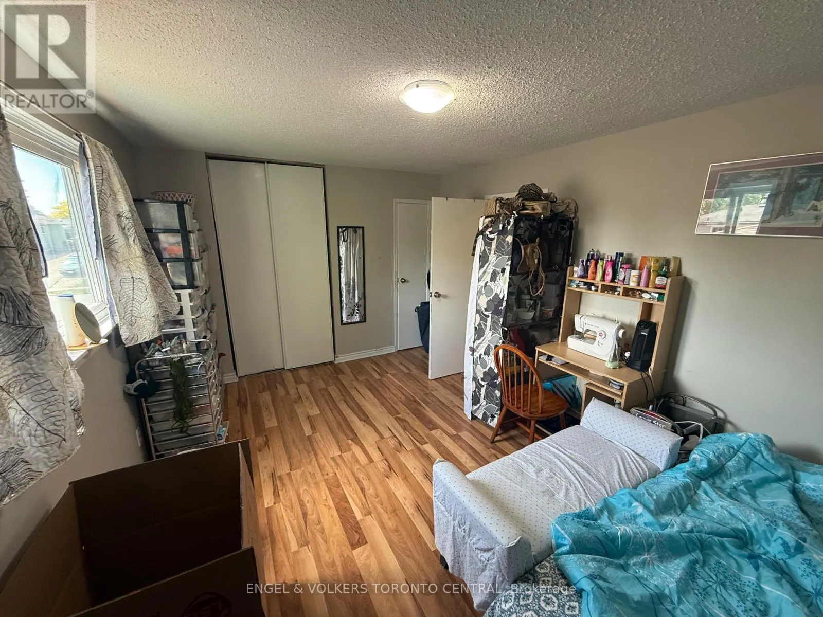 689 COLLEGE AVENUE W