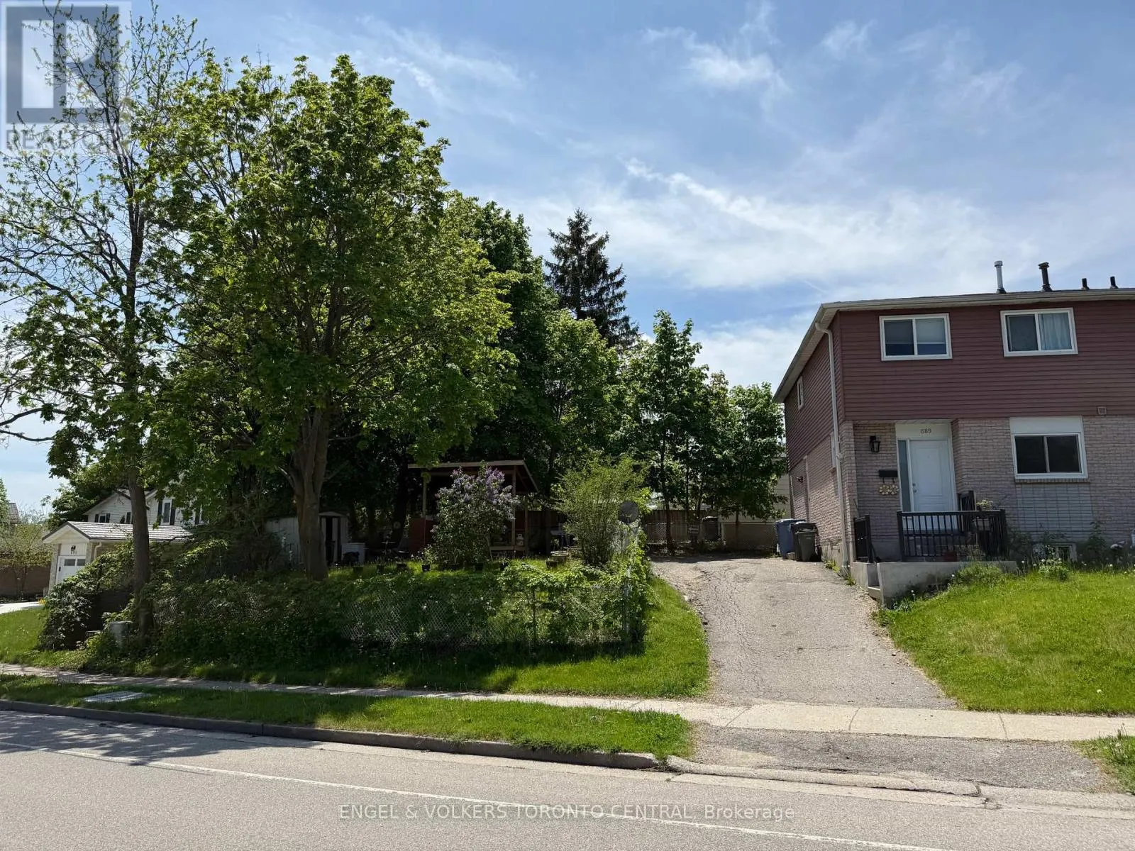 689 COLLEGE AVENUE W