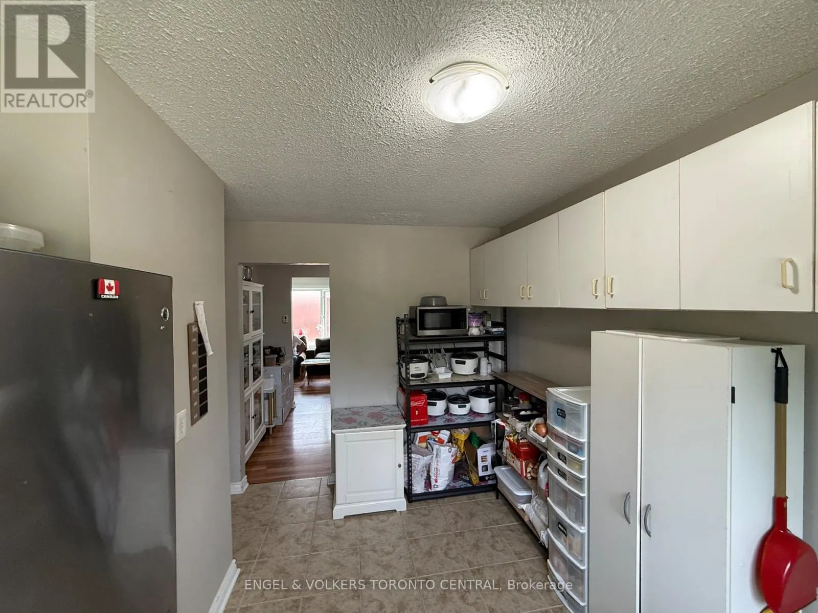 689 COLLEGE AVENUE W