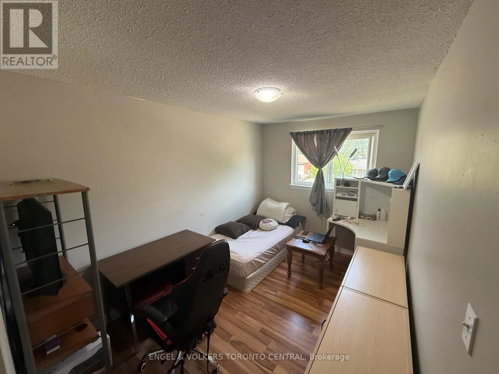 689 COLLEGE AVENUE W