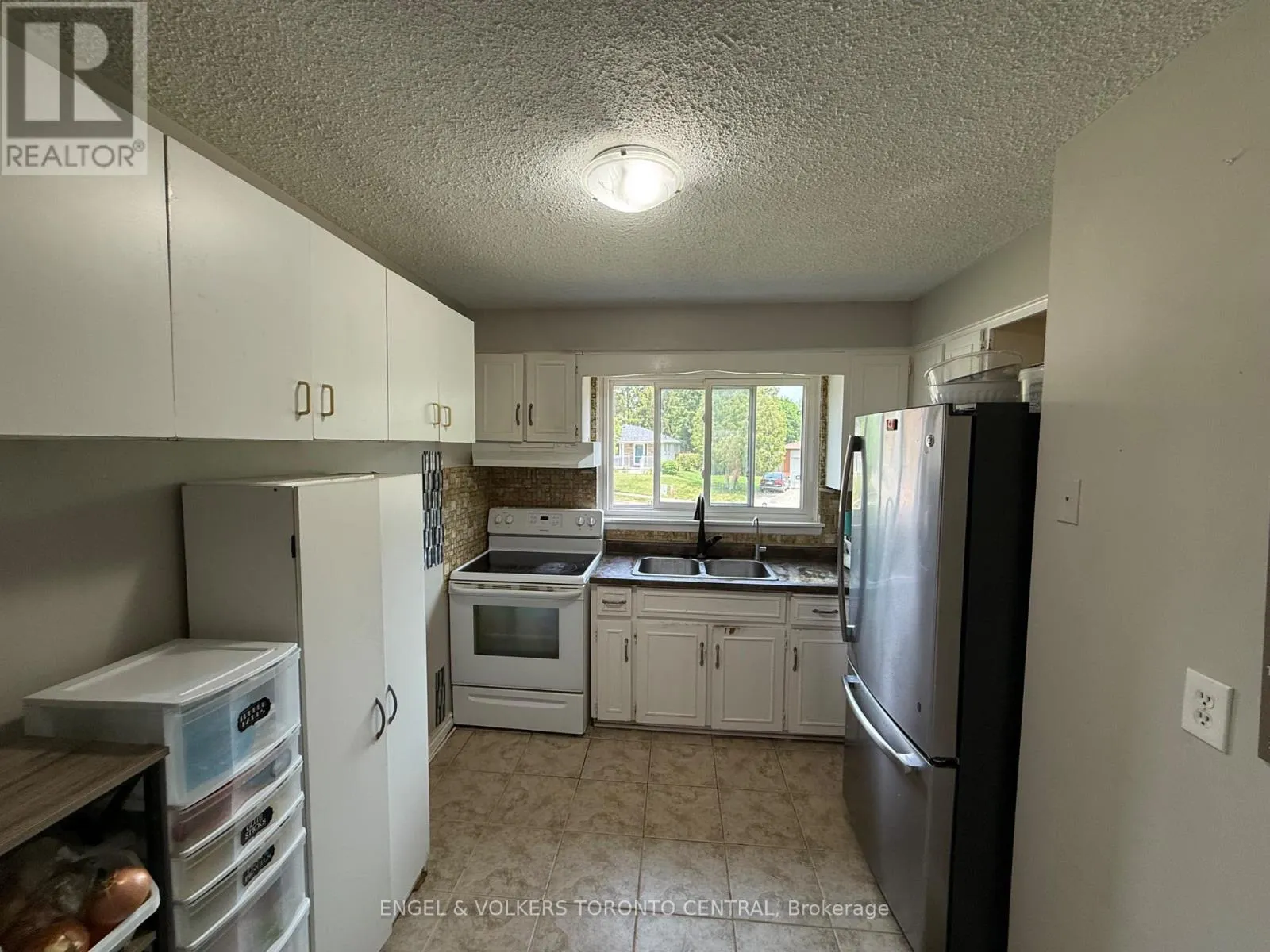 689 COLLEGE AVENUE W