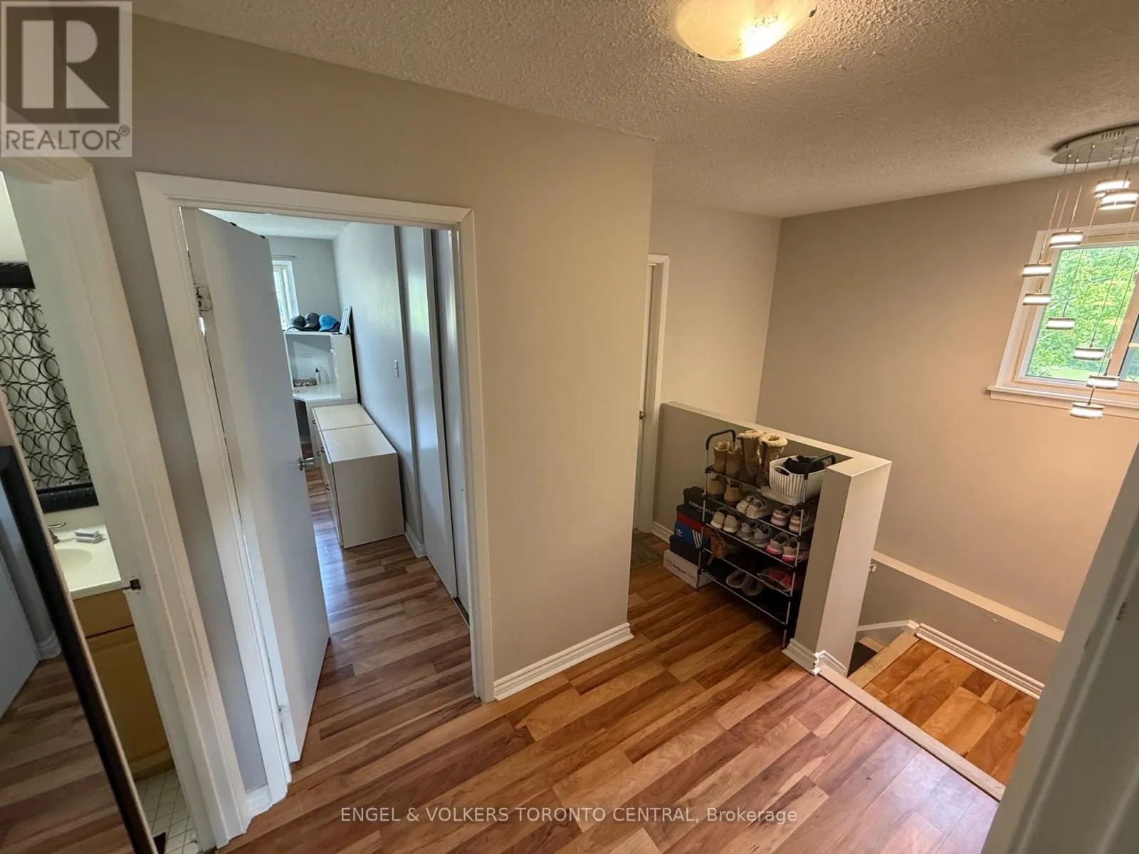 689 COLLEGE AVENUE W