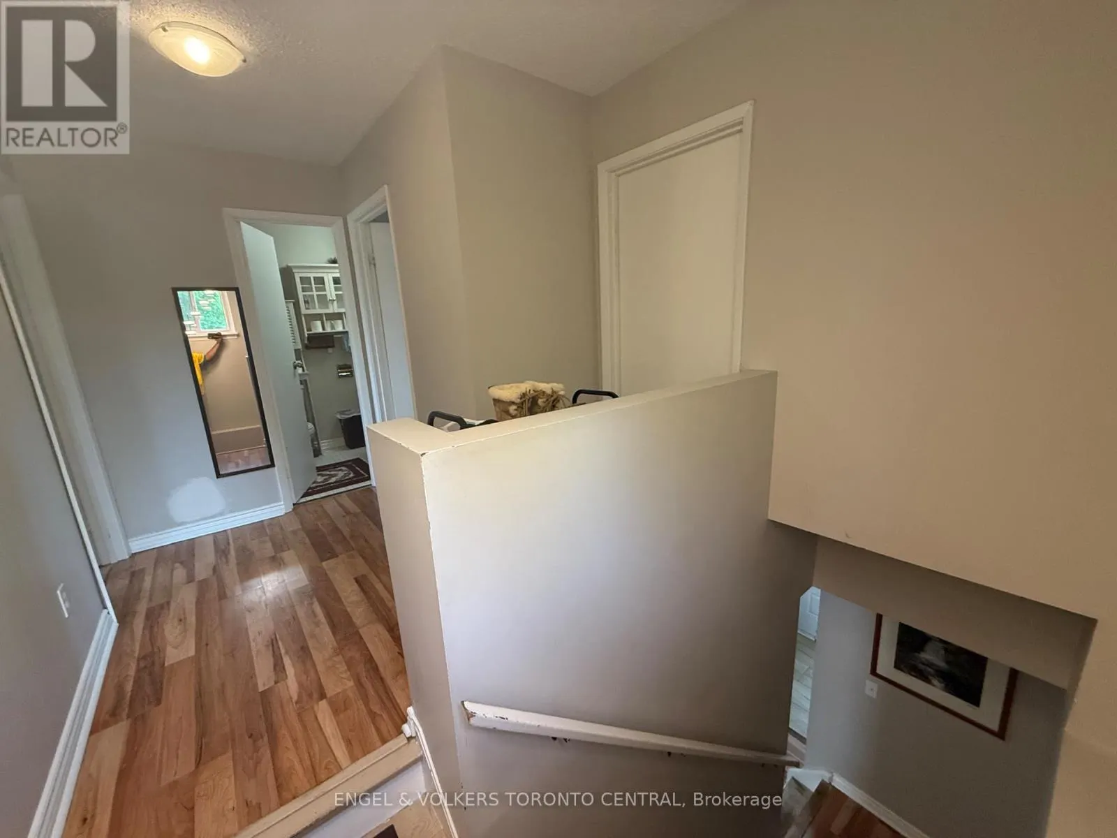 689 COLLEGE AVENUE W