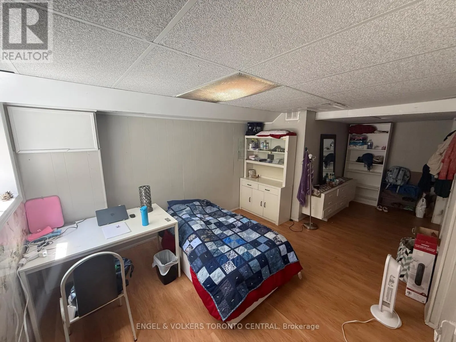 689 COLLEGE AVENUE W
