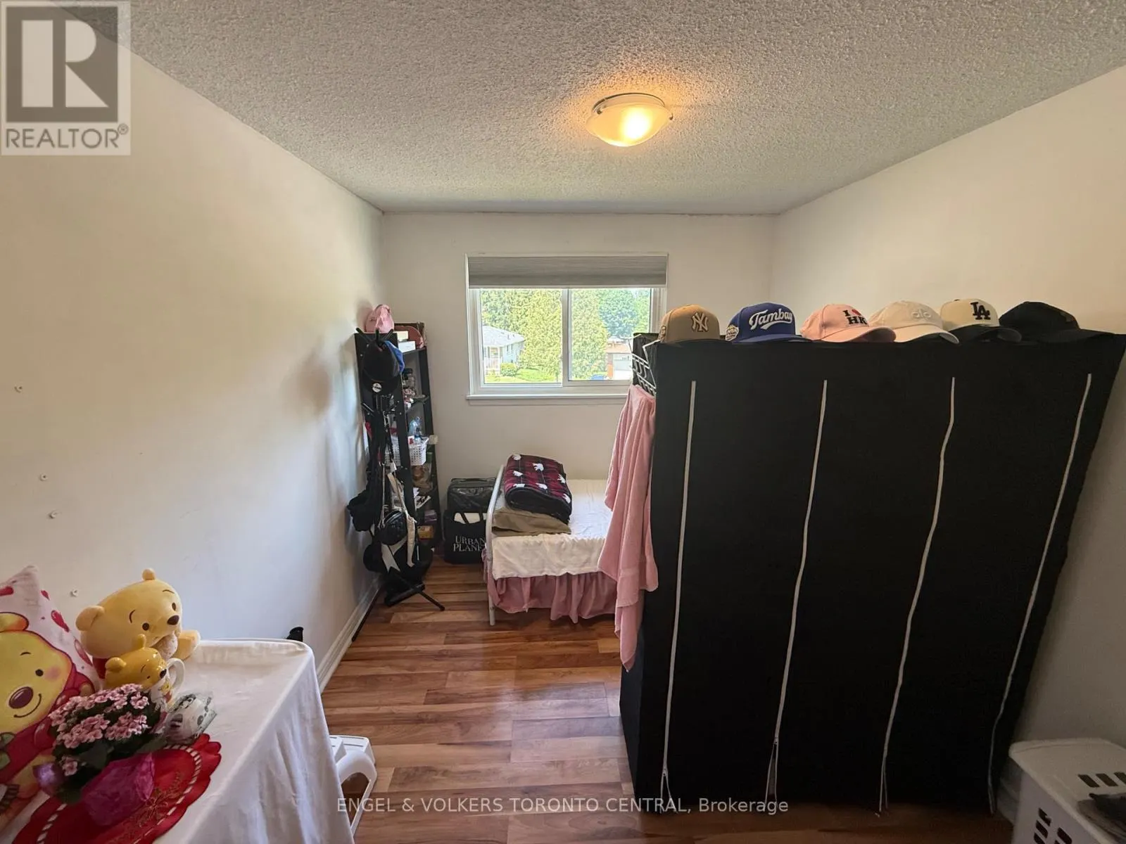 689 COLLEGE AVENUE W