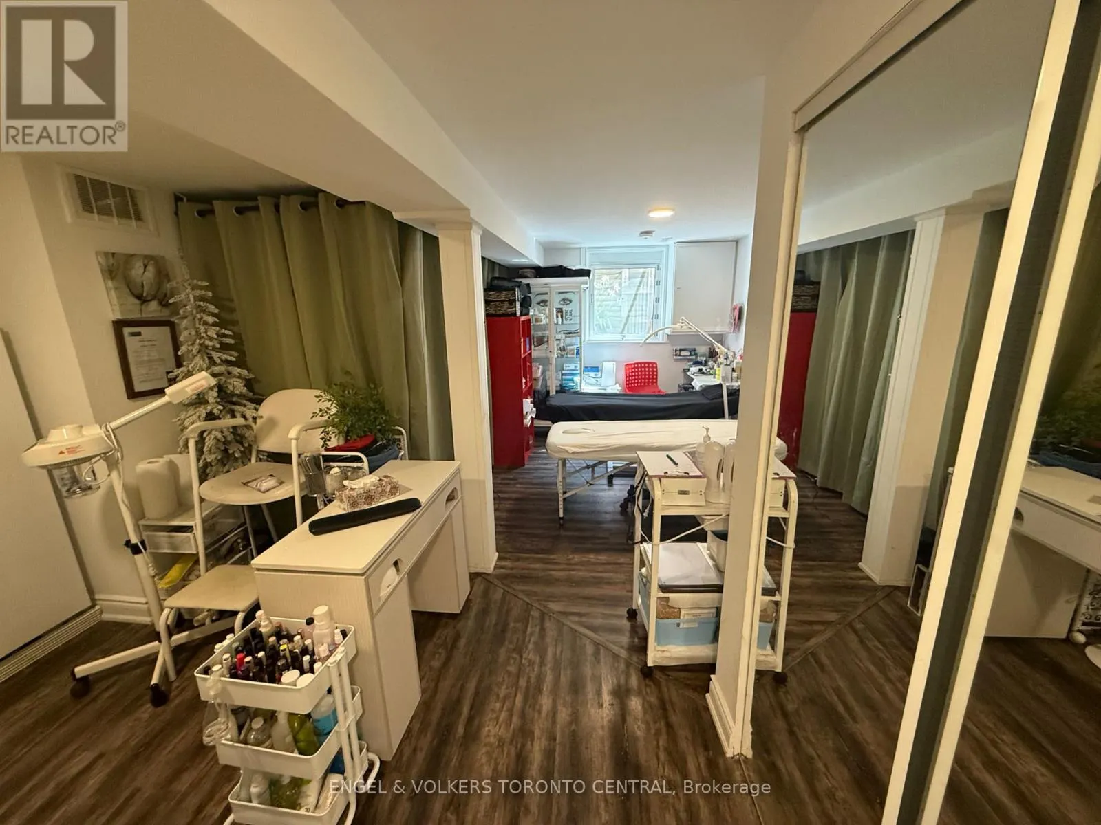687 COLLEGE AVENUE W