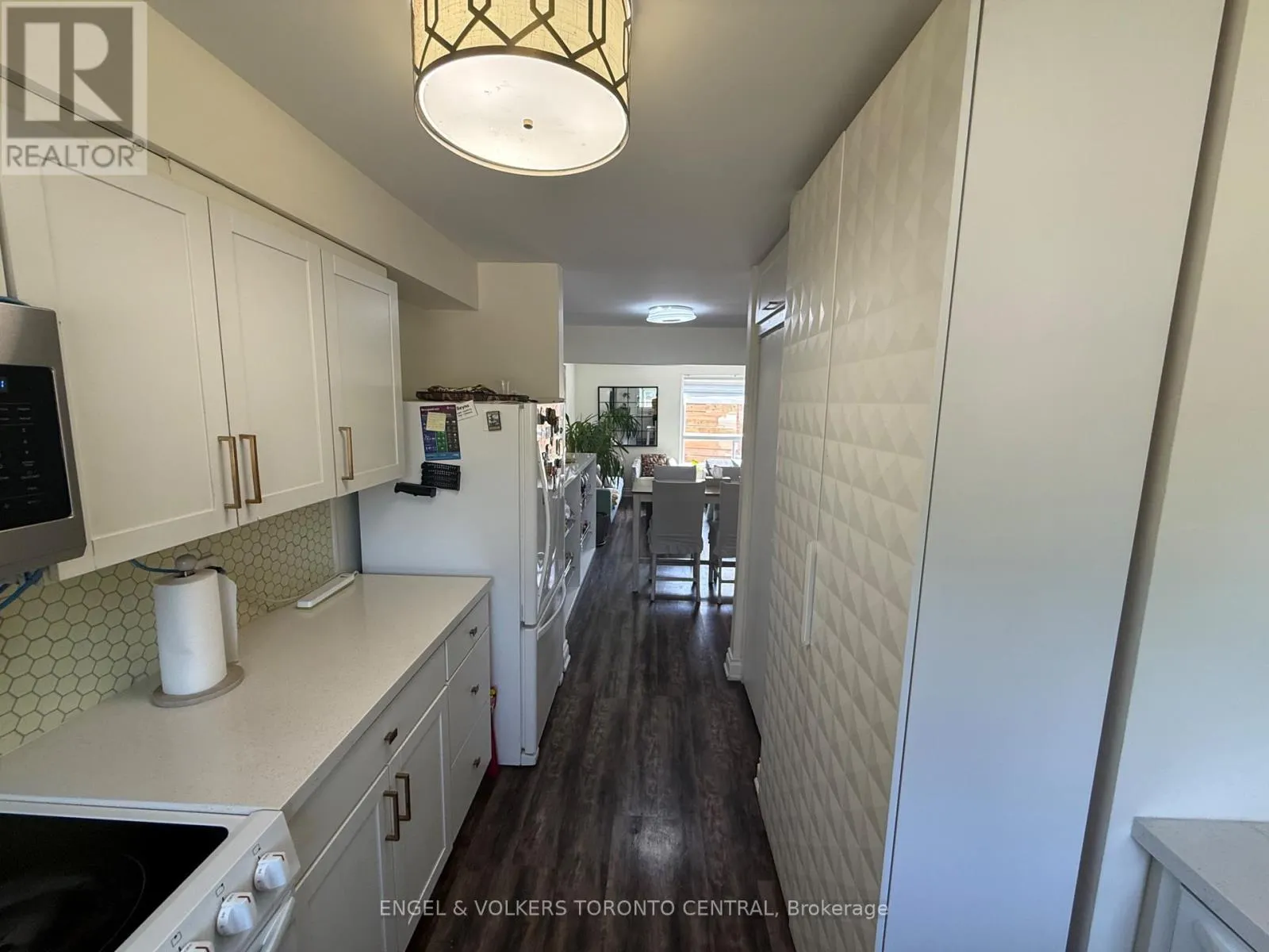 687 COLLEGE AVENUE W