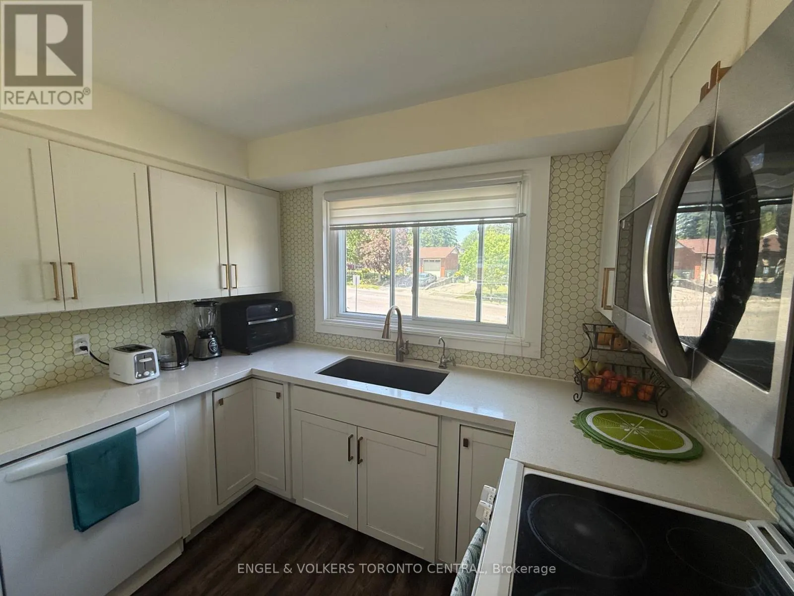 687 COLLEGE AVENUE W