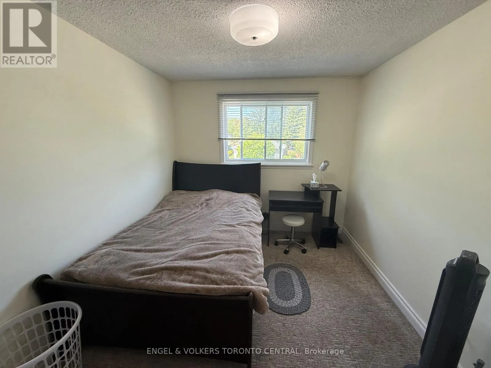 687 COLLEGE AVENUE W