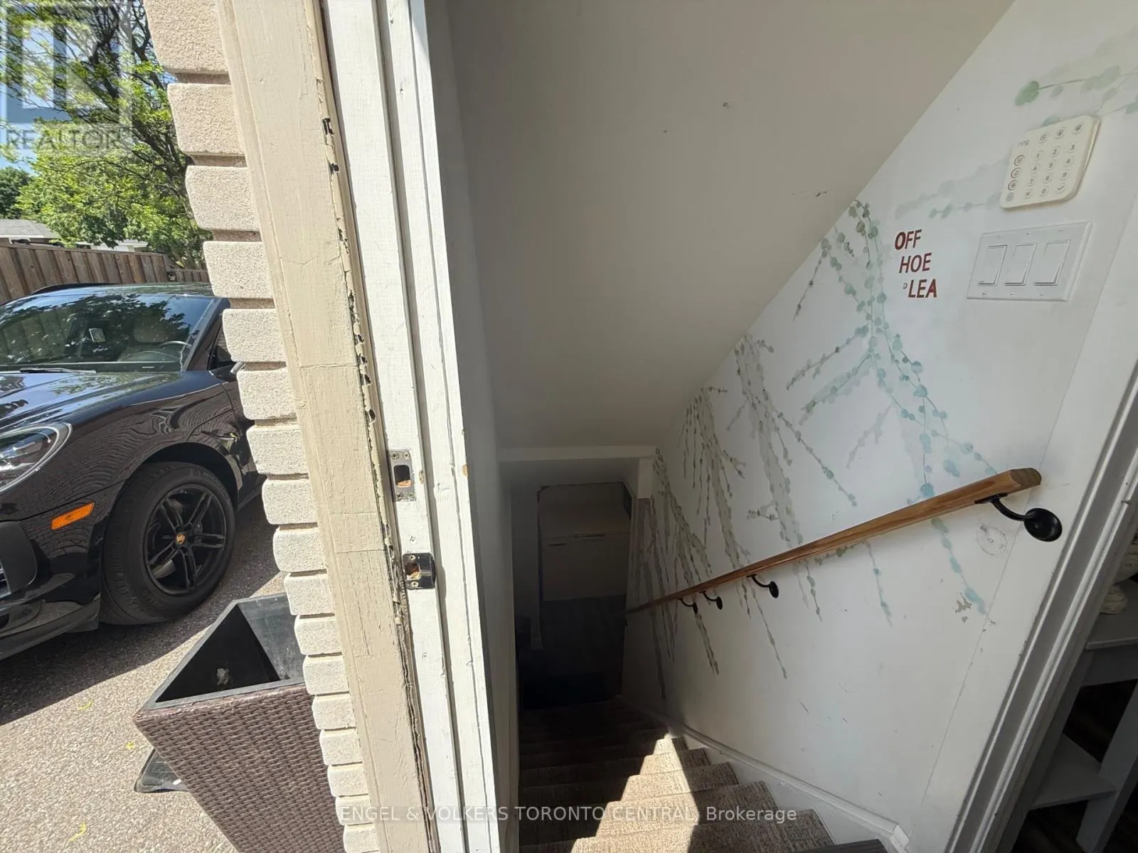 687 COLLEGE AVENUE W