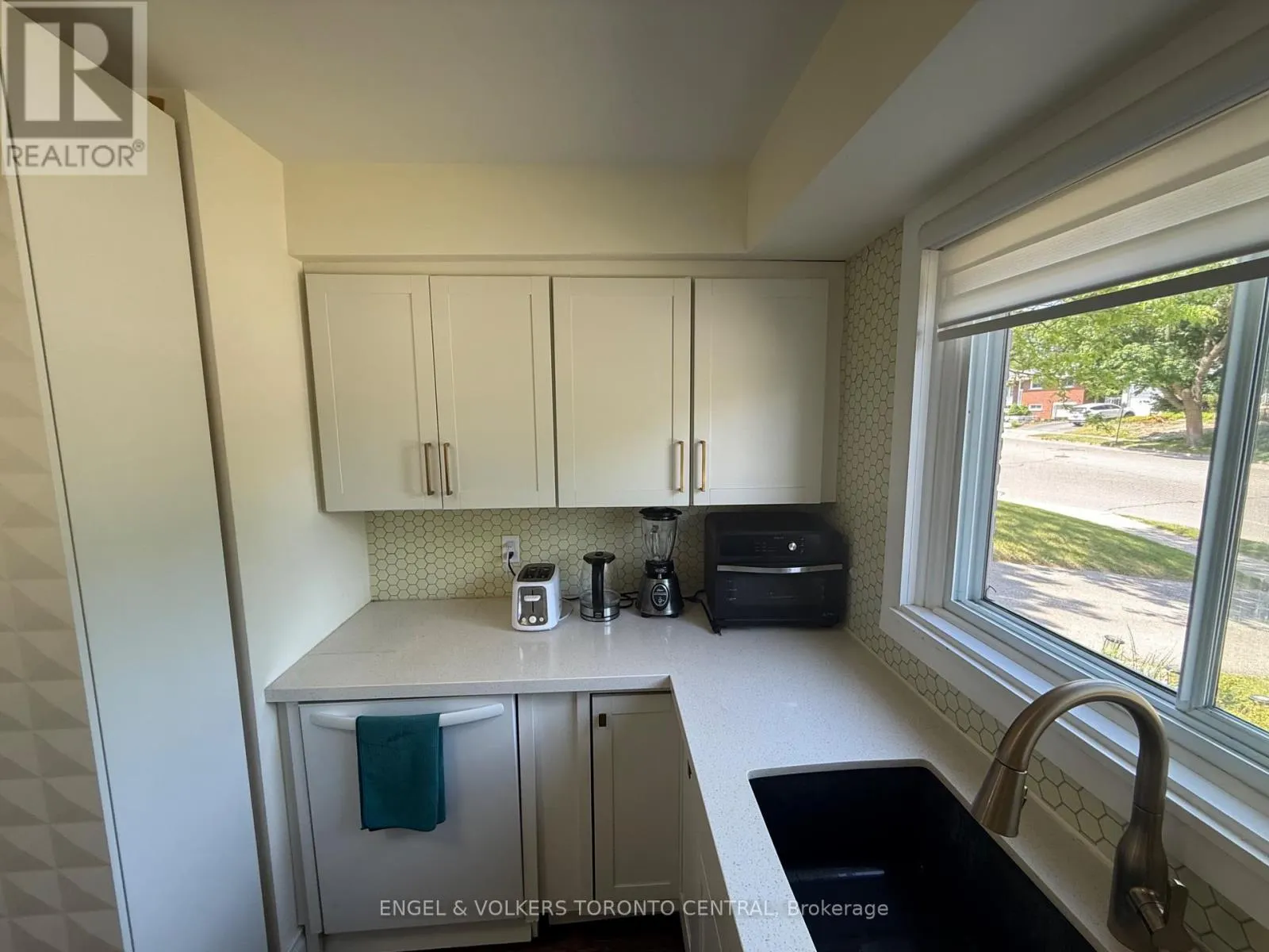 687 COLLEGE AVENUE W