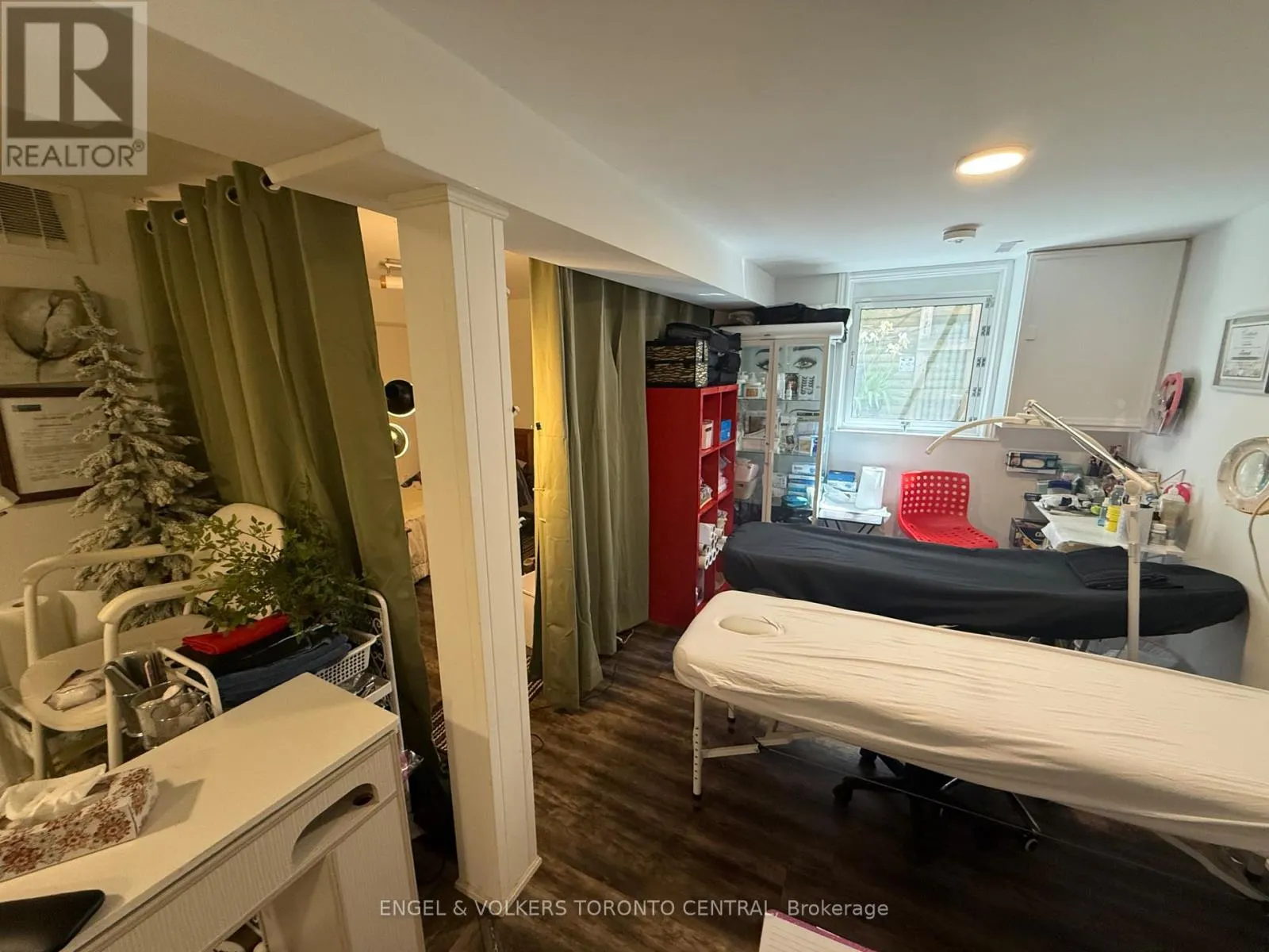 687 COLLEGE AVENUE W