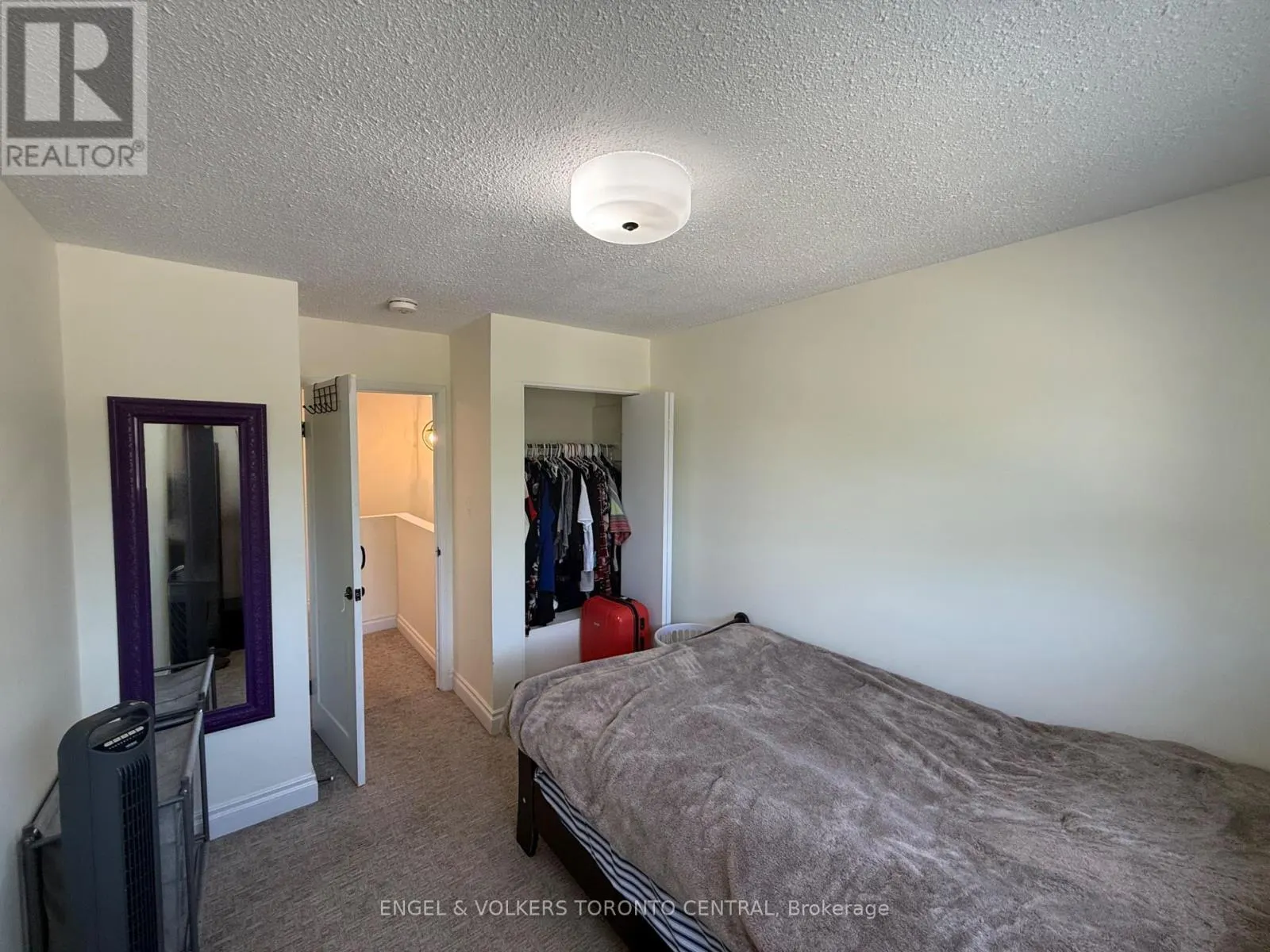 687 COLLEGE AVENUE W