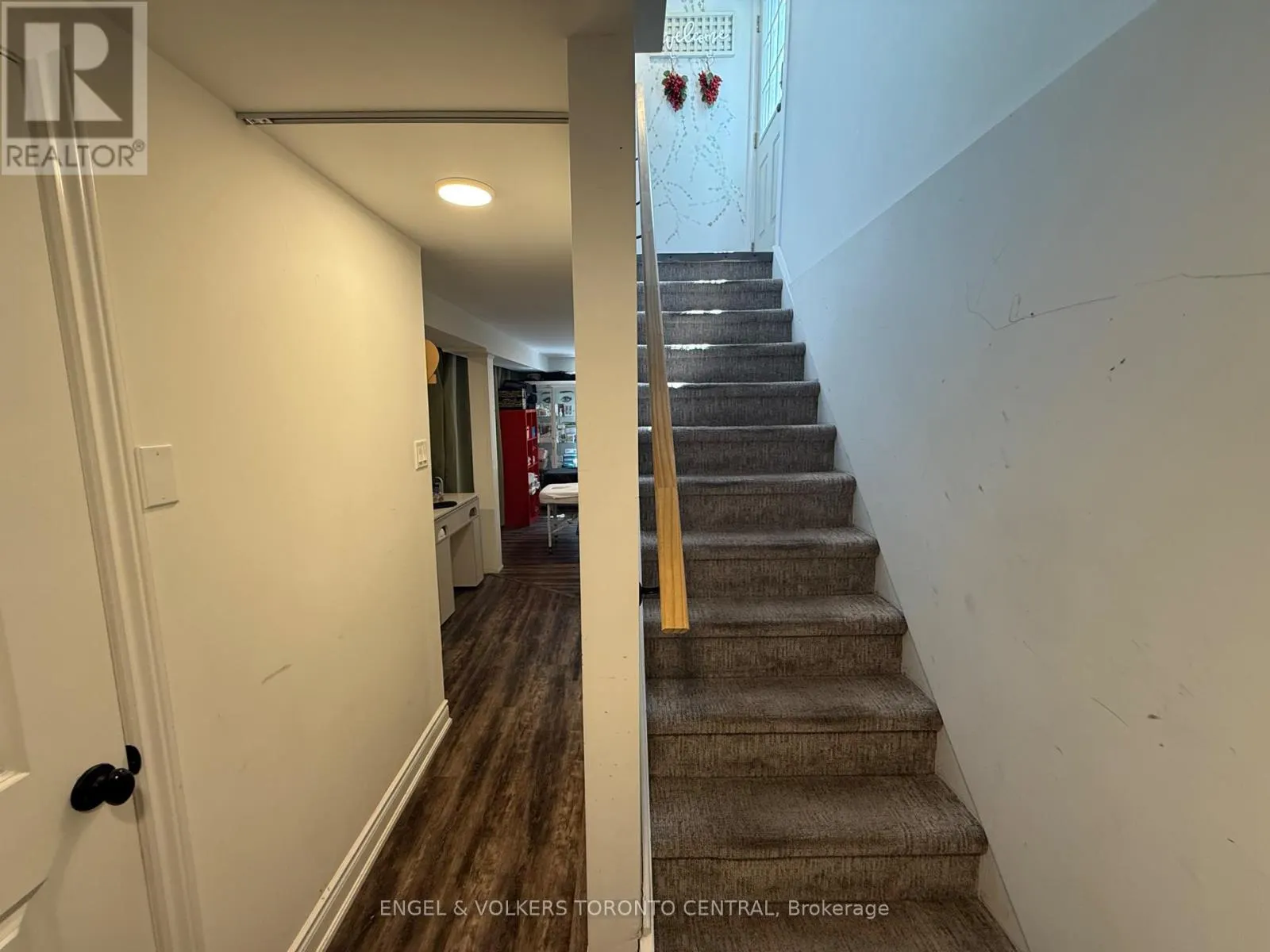 687 COLLEGE AVENUE W